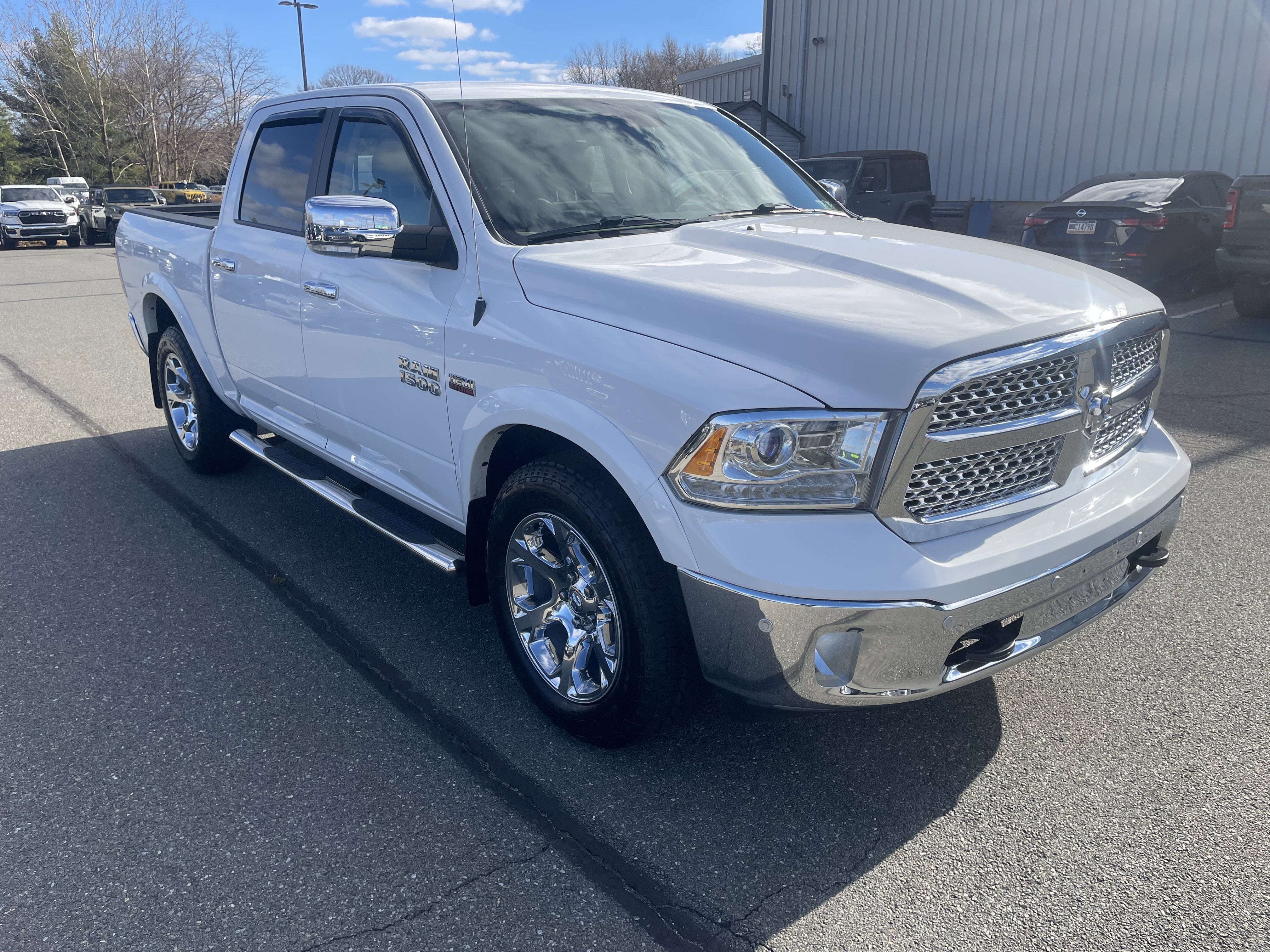 2017 RAM 1500 Laramie Crew Cab 4x4 5'7' Box