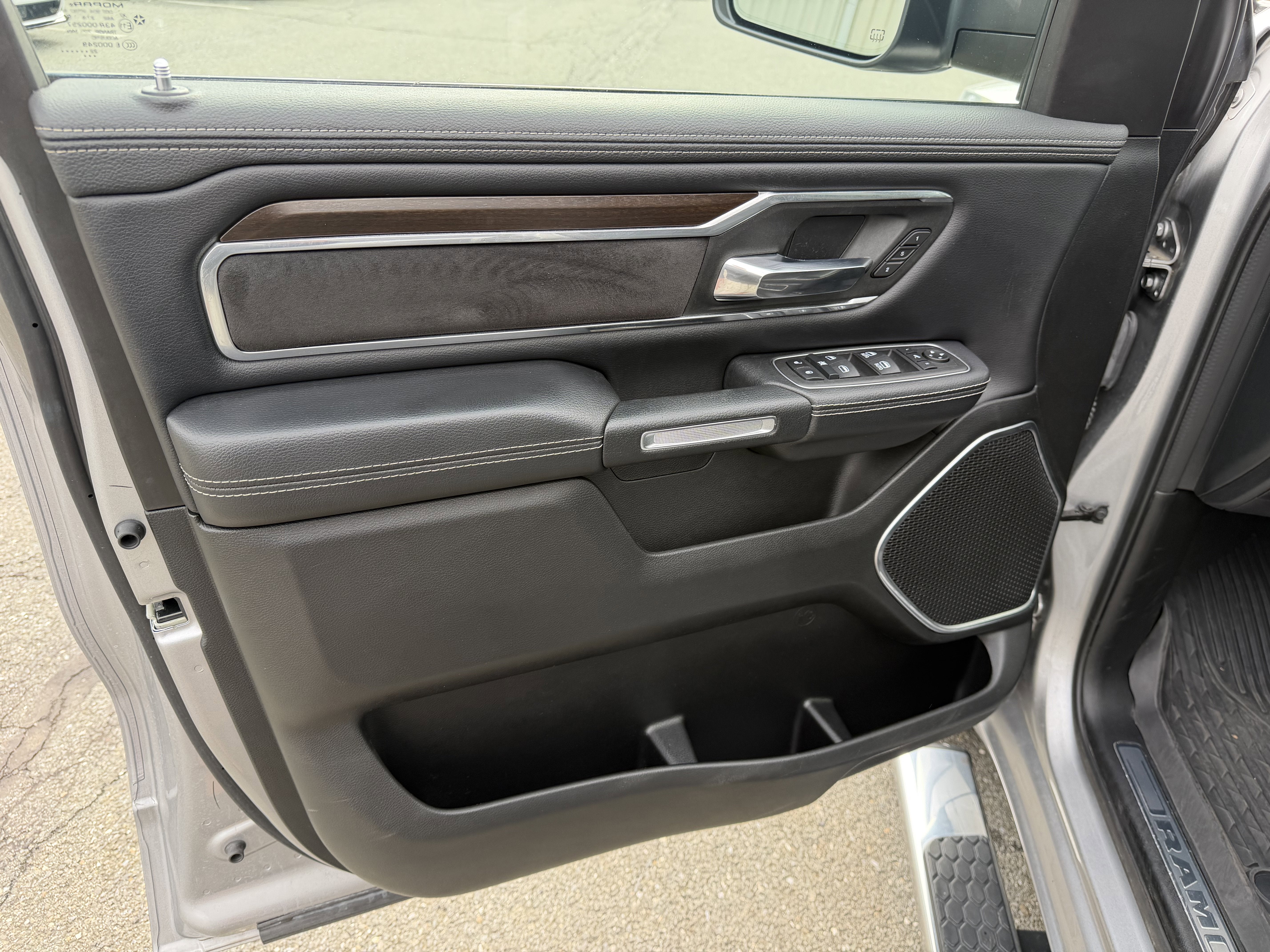 2022 RAM 1500 Laramie Crew Cab 4x4 5'7' Box