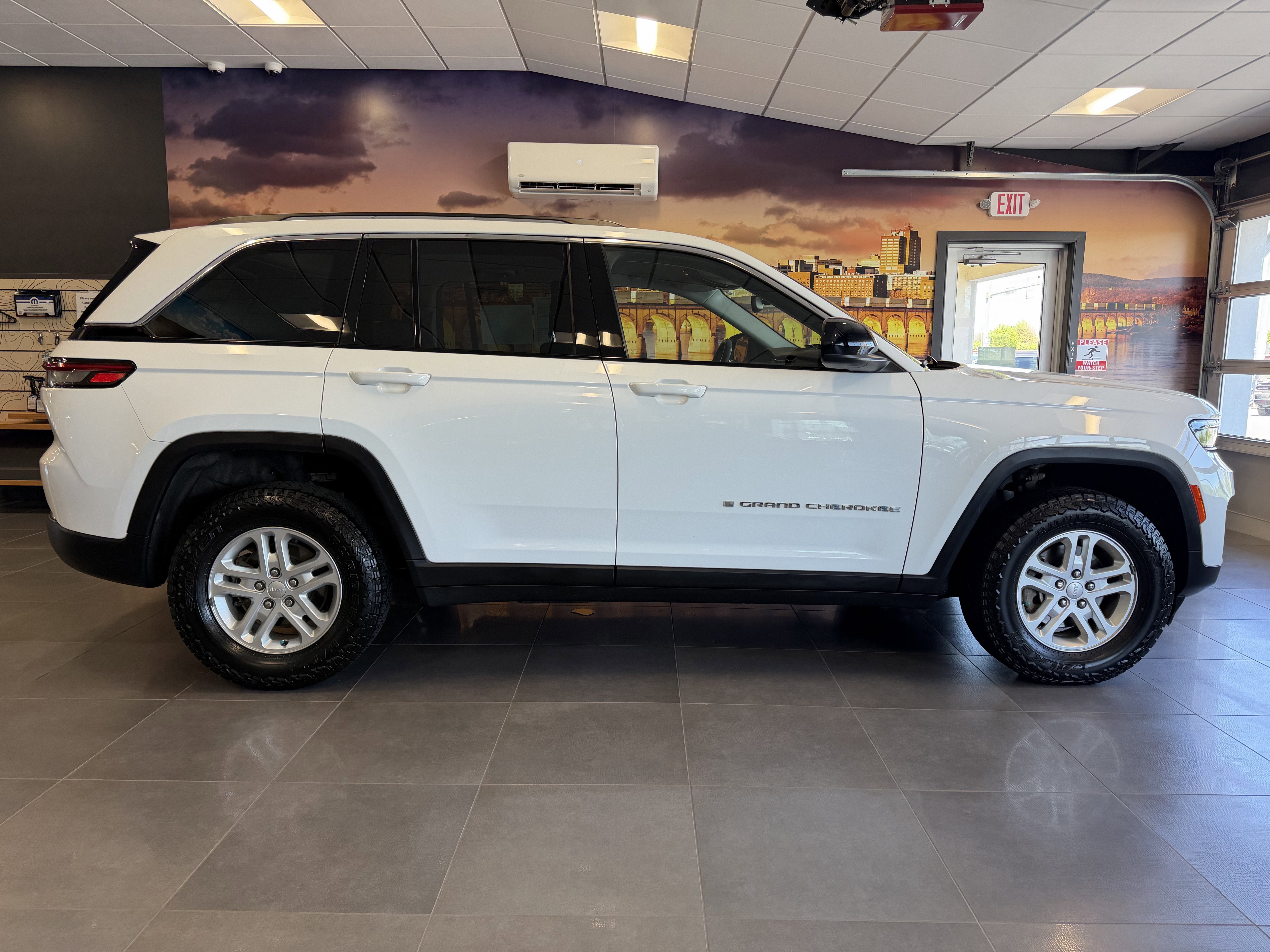 2022 Jeep Grand Cherokee Laredo 4x4
