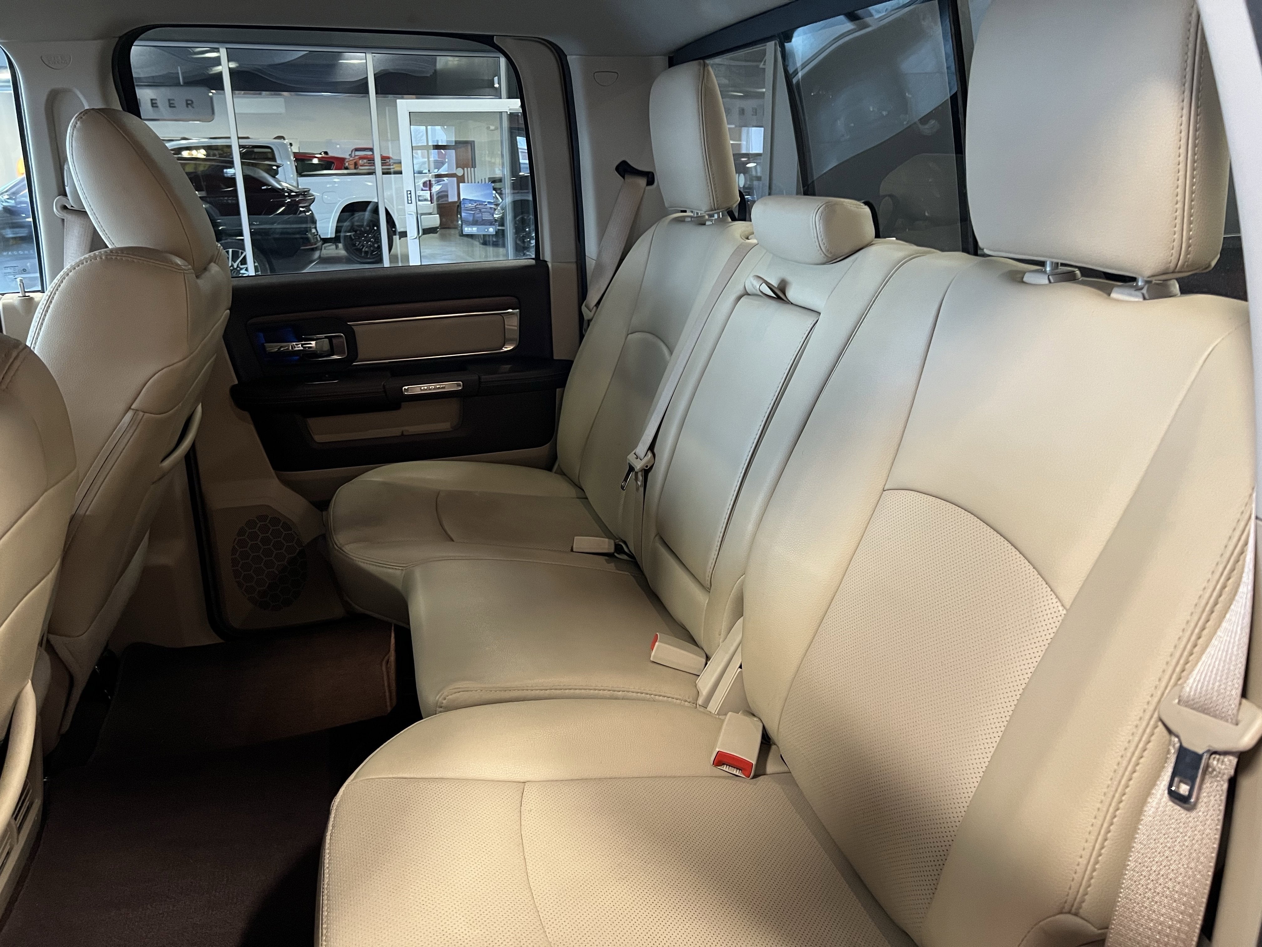 2017 RAM 1500 Laramie Crew Cab 4x4 5'7' Box