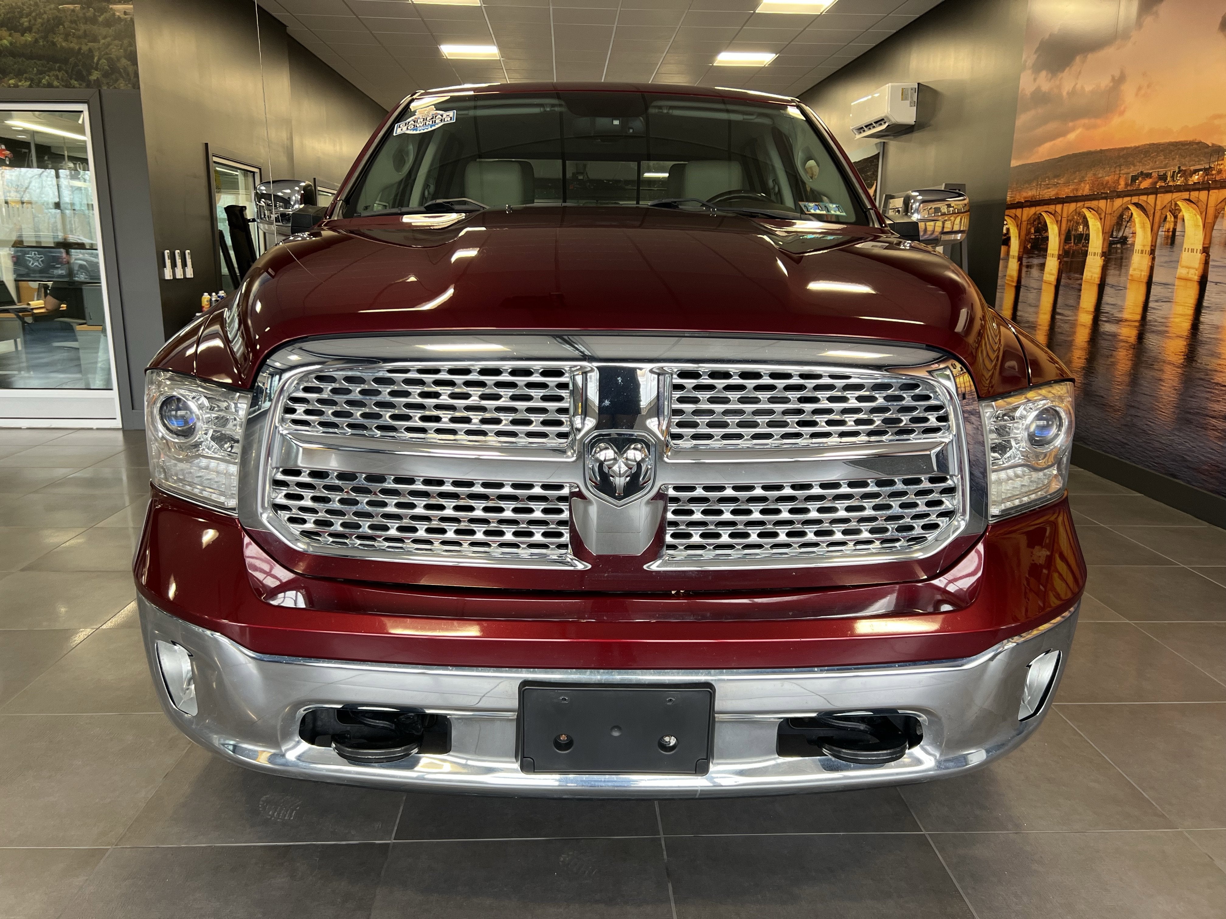 2017 RAM 1500 Laramie Crew Cab 4x4 5'7' Box
