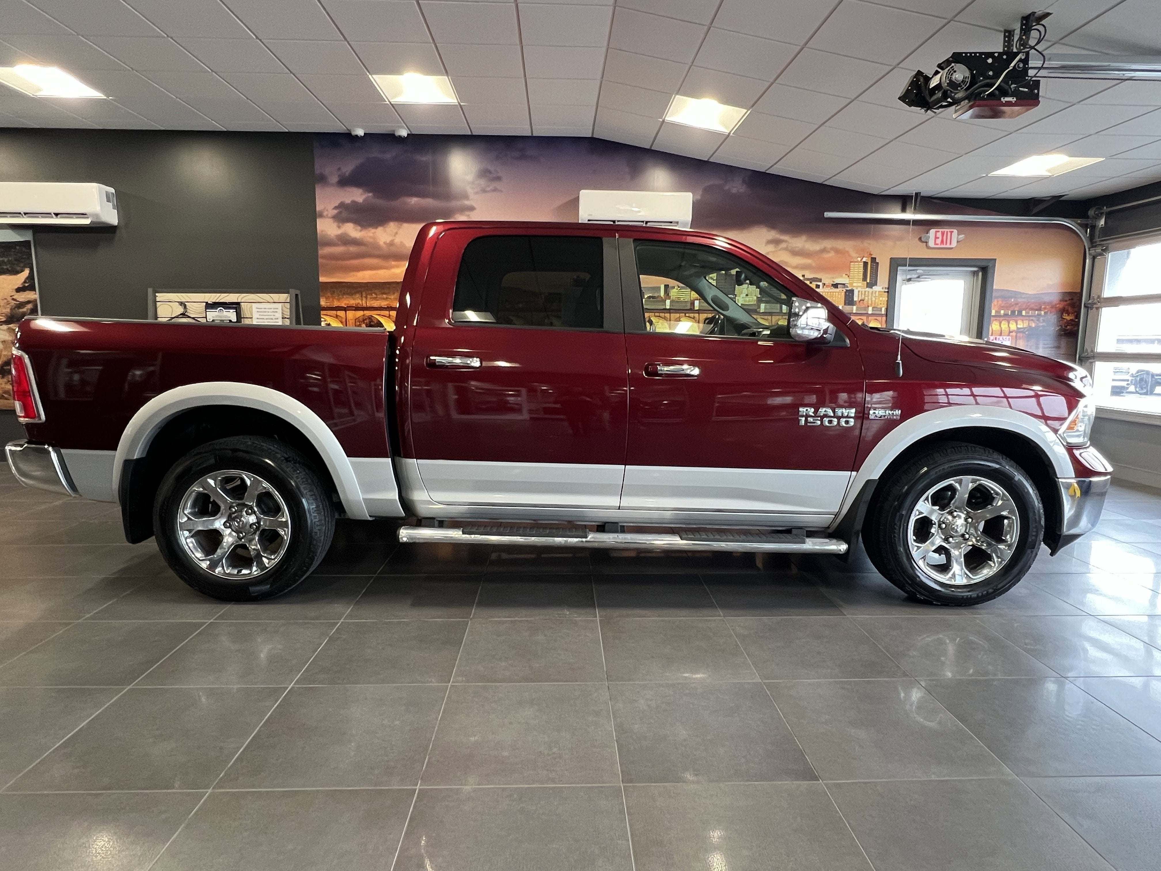2017 RAM 1500 Laramie Crew Cab 4x4 5'7' Box