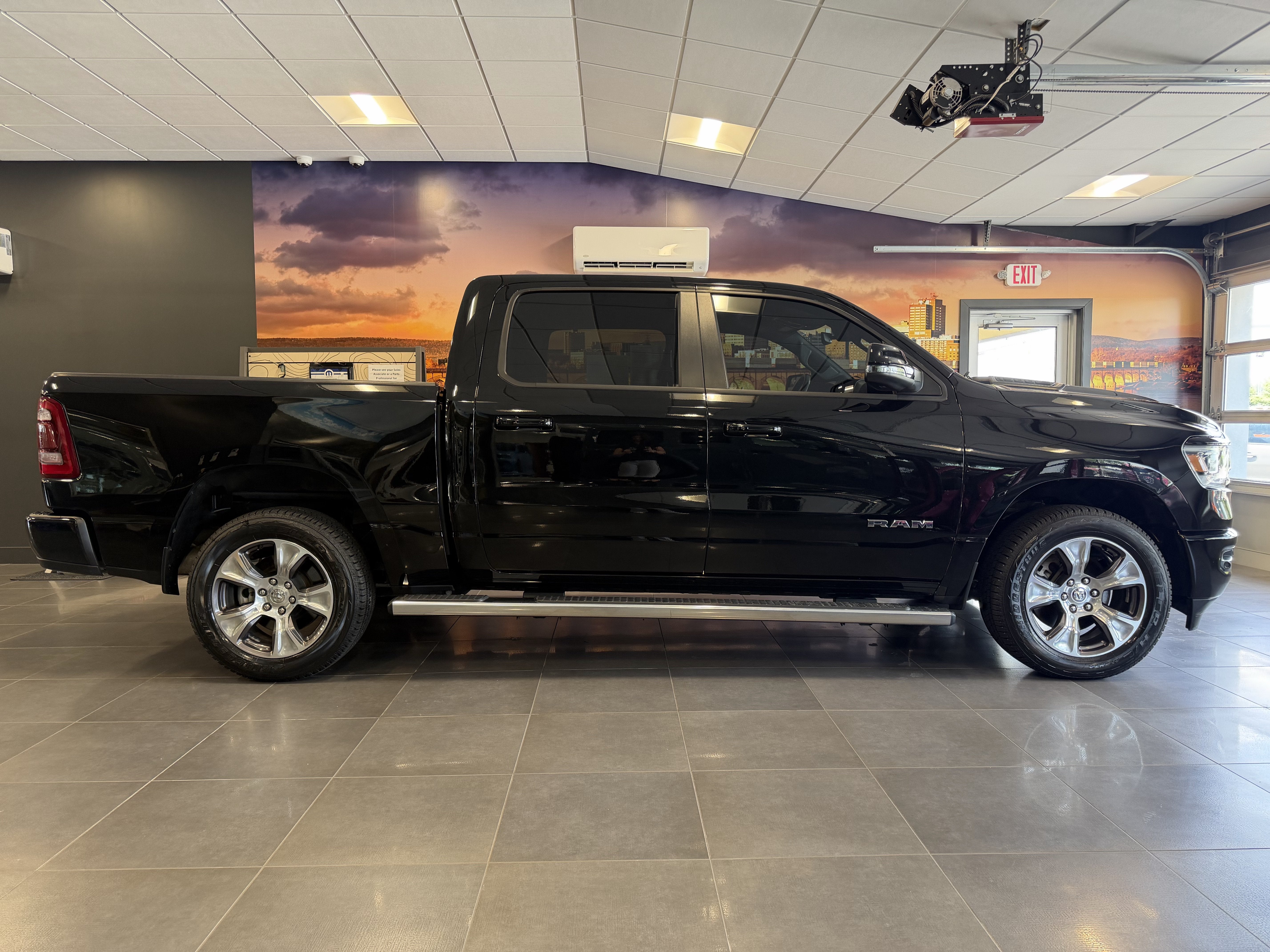 2023 RAM 1500 Laramie Crew Cab 4x4 5'7' Box