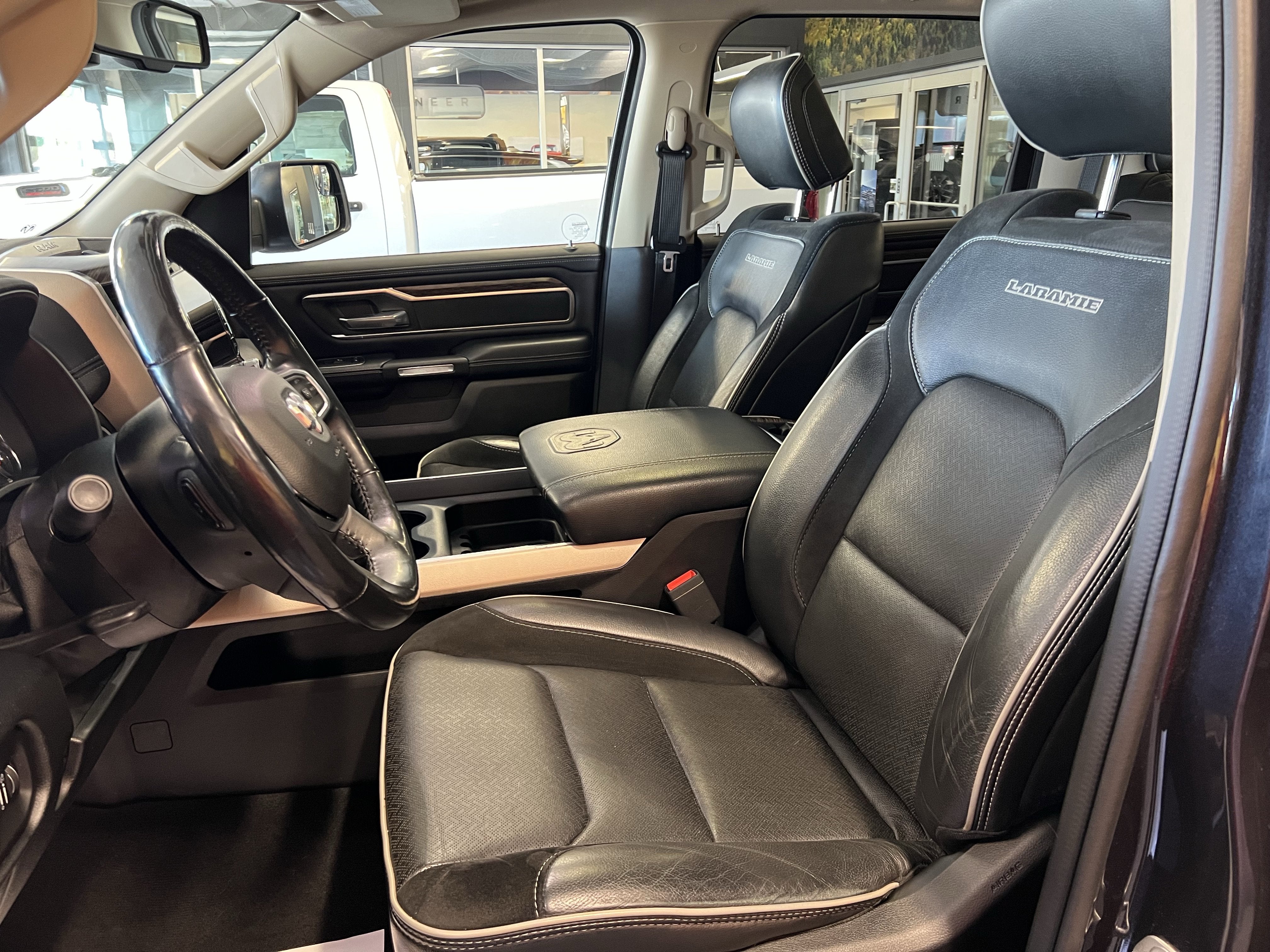 2020 RAM 1500 Laramie Crew Cab 4x4 5'7' Box