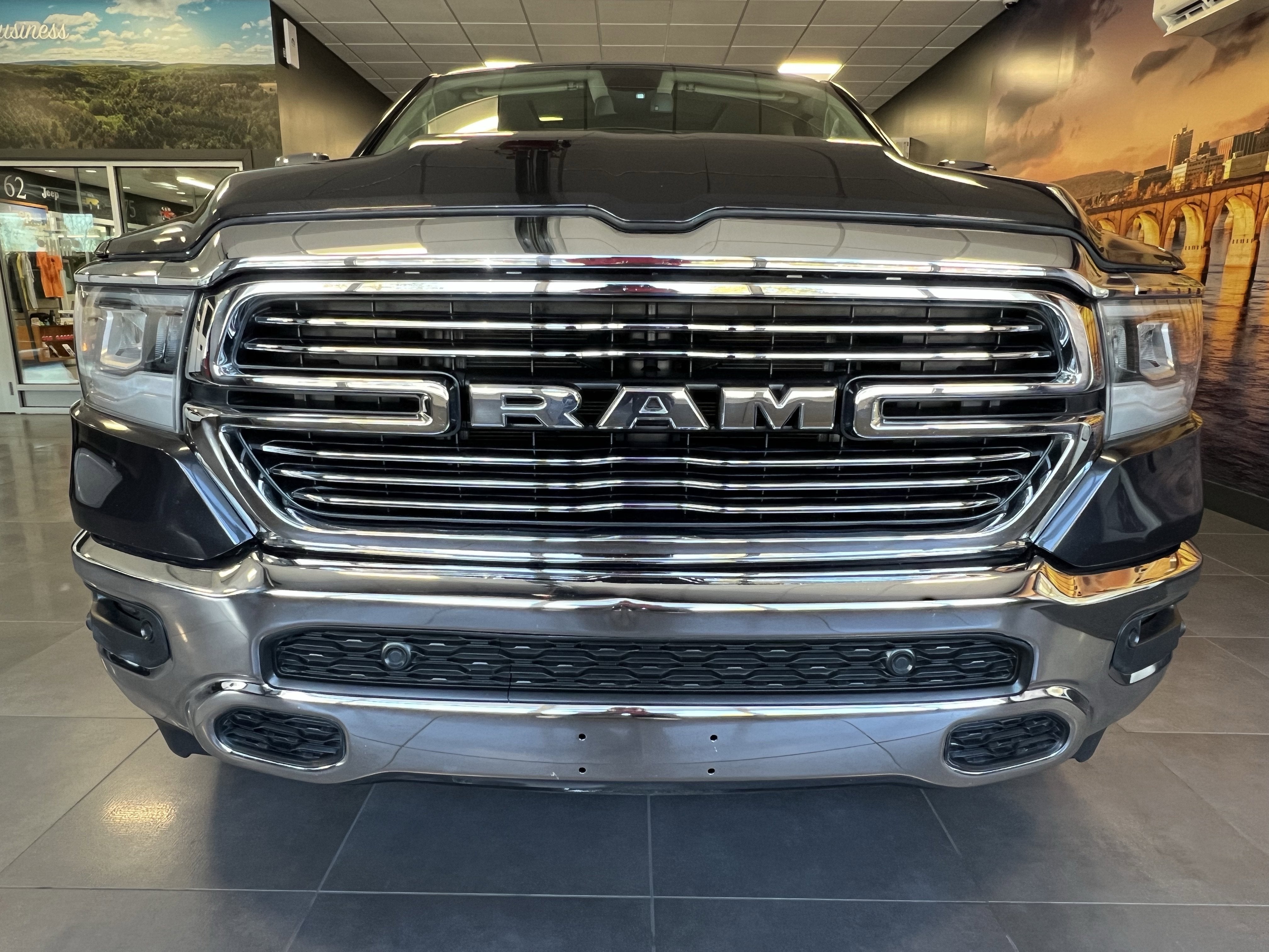 2020 RAM 1500 Laramie Crew Cab 4x4 5'7' Box